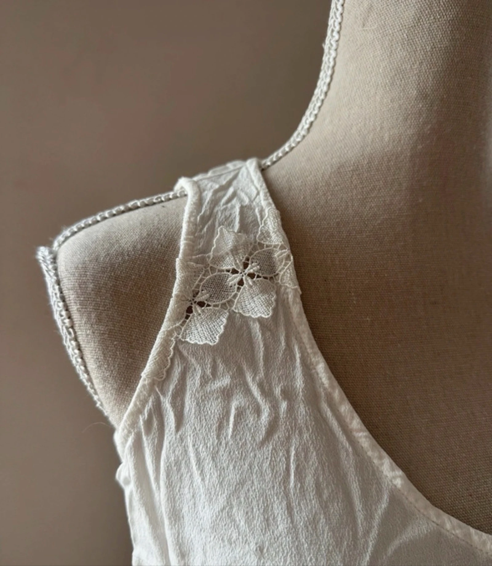 Top sans manches blanc col V dentelle - S – photo 2